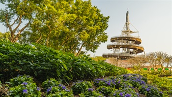 At a height of over 32m and located on the waterfront the Spiral Lookout Tower offers stunning views of the park and Tolo Harbour. As visitors walk up the twisting wooden ramps the line of sight constantly changes from the sea to the promenade to the adjacent park and gardens, ending at the top of the structure with a panoramic view of the waterfront.